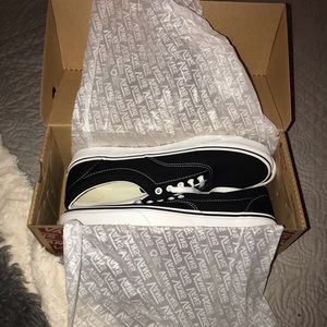 NWT Classic Men’s Era Vans